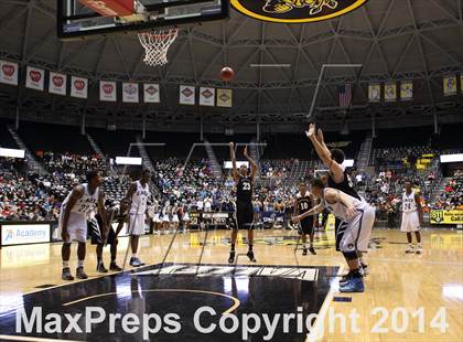 Thumbnail 1 in Southeast vs. East (KSHSAA 6A Playoff) photogallery.