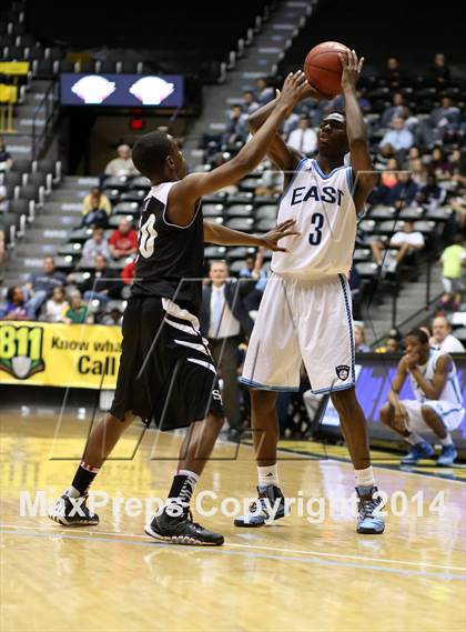 Thumbnail 2 in Southeast vs. East (KSHSAA 6A Playoff) photogallery.