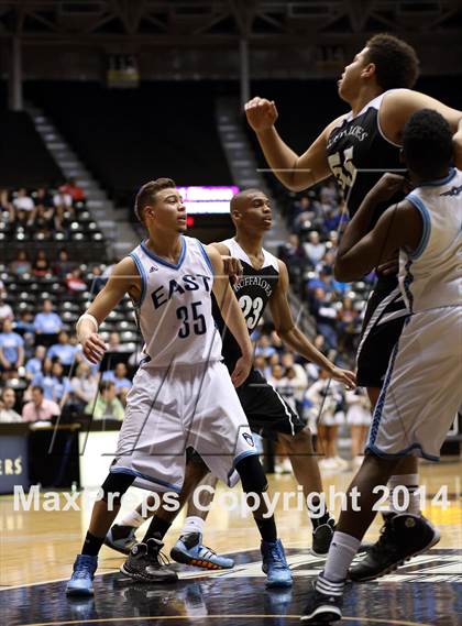Thumbnail 3 in Southeast vs. East (KSHSAA 6A Playoff) photogallery.