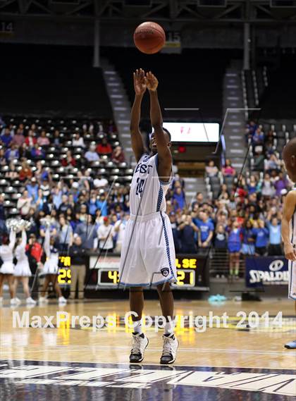Thumbnail 2 in Southeast vs. East (KSHSAA 6A Playoff) photogallery.