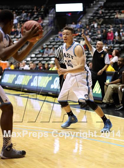 Thumbnail 1 in Southeast vs. East (KSHSAA 6A Playoff) photogallery.