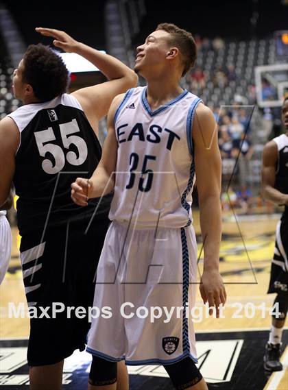Thumbnail 1 in Southeast vs. East (KSHSAA 6A Playoff) photogallery.