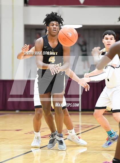 Thumbnail 2 in Central vs. East Hartford (Spalding Hoophall Classic) photogallery.