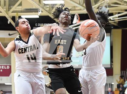 Thumbnail 1 in Central vs. East Hartford (Spalding Hoophall Classic) photogallery.