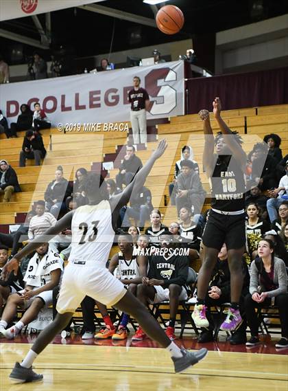 Thumbnail 2 in Central vs. East Hartford (Spalding Hoophall Classic) photogallery.