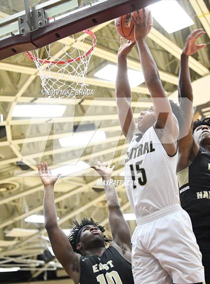 Thumbnail 3 in Central vs. East Hartford (Spalding Hoophall Classic) photogallery.