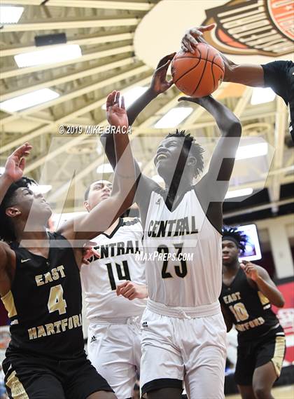 Thumbnail 2 in Central vs. East Hartford (Spalding Hoophall Classic) photogallery.