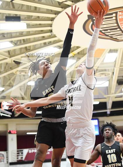 Thumbnail 1 in Central vs. East Hartford (Spalding Hoophall Classic) photogallery.