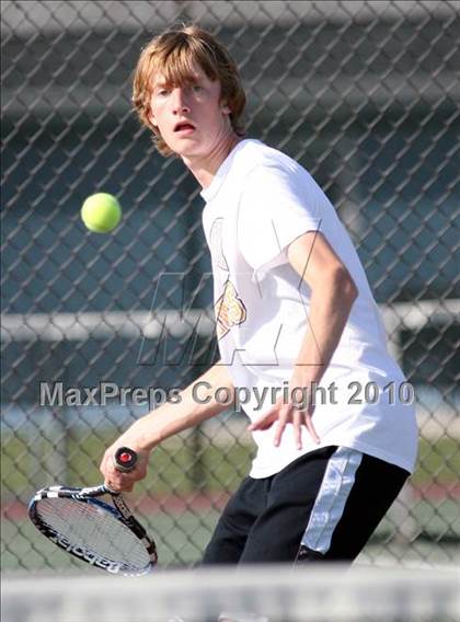 Thumbnail 1 in Hononegah vs. Harlem photogallery.