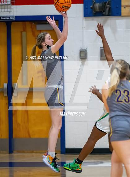 Thumbnail 3 in Richmond vs. Corinth Holders (Cumberland County Holiday Classic) photogallery.