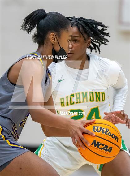 Thumbnail 3 in Richmond vs. Corinth Holders (Cumberland County Holiday Classic) photogallery.