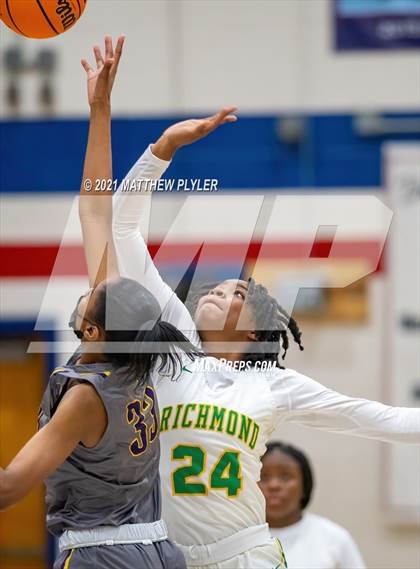 Thumbnail 1 in Richmond vs. Corinth Holders (Cumberland County Holiday Classic) photogallery.