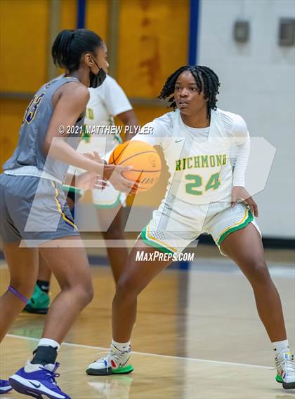 Thumbnail 2 in Richmond vs. Corinth Holders (Cumberland County Holiday Classic) photogallery.