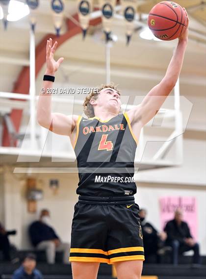 Thumbnail 1 in Oakdale vs. Florin (Mel Good Holiday Classic) photogallery.
