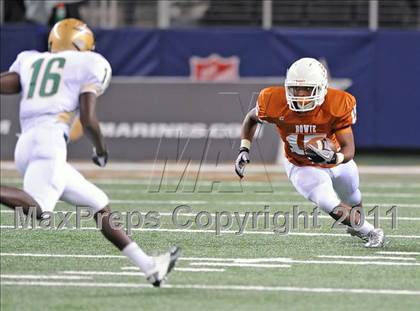Thumbnail 3 in Bowie vs. DeSoto (Kirk Herbstreit National Kickoff Classic) photogallery.
