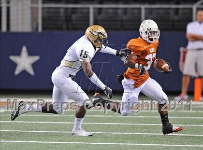 Thumbnail 2 in Bowie vs. DeSoto (Kirk Herbstreit National Kickoff Classic) photogallery.