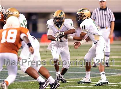 Thumbnail 2 in Bowie vs. DeSoto (Kirk Herbstreit National Kickoff Classic) photogallery.