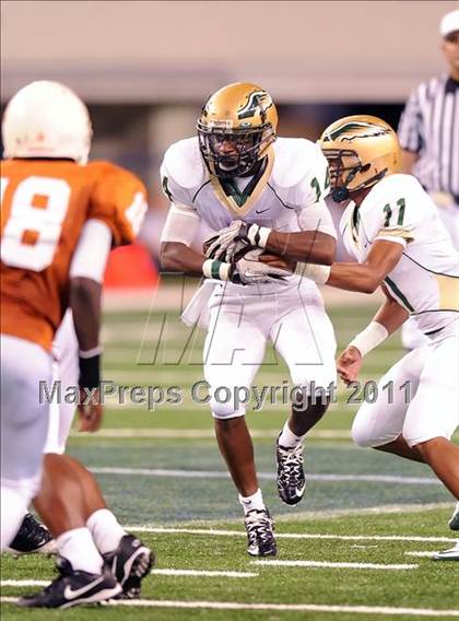 Thumbnail 3 in Bowie vs. DeSoto (Kirk Herbstreit National Kickoff Classic) photogallery.