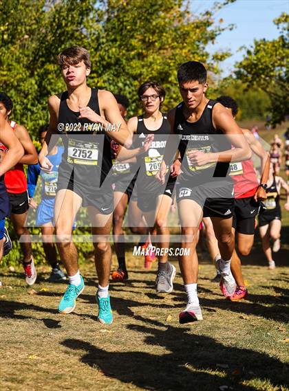 Thumbnail 2 in IHSAA Boys Cross Country Regionals photogallery.