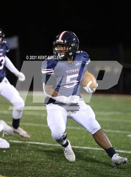 Thumbnail 1 in Dakota vs. Sterling Heights Stevenson (MHSAA Regional Final) photogallery.