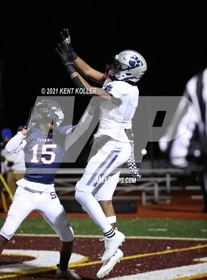 Thumbnail 2 in Dakota vs. Sterling Heights Stevenson (MHSAA Regional Final) photogallery.