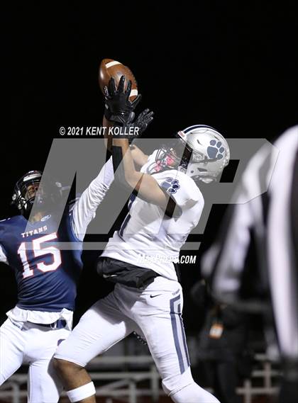 Thumbnail 3 in Dakota vs. Sterling Heights Stevenson (MHSAA Regional Final) photogallery.
