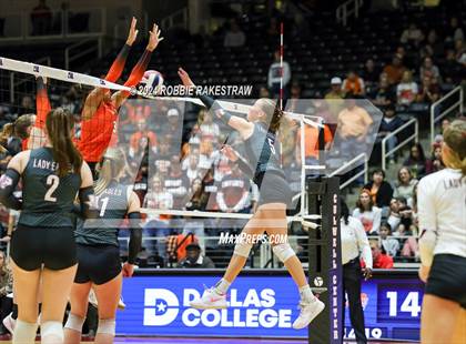 Thumbnail 1 in Johnson City vs. Wink (UIL 2A Volleyball Division I Final) photogallery.