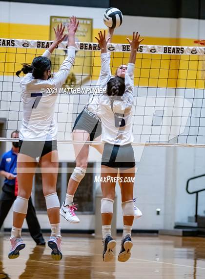 Thumbnail 1 in Holly Springs vs Gray's Creek (NCHSAA 4A - Second Round) photogallery.