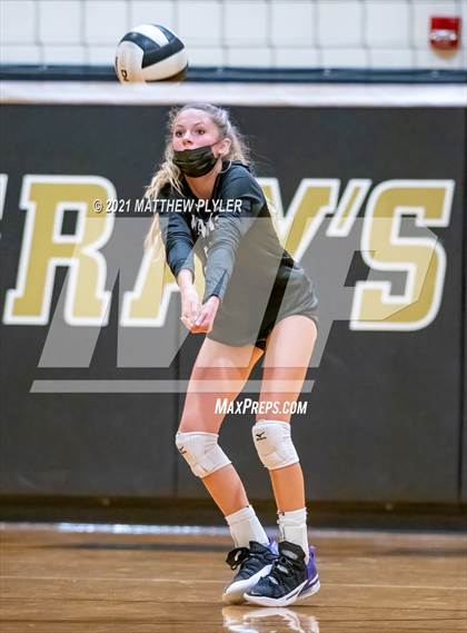 Thumbnail 3 in Holly Springs vs Gray's Creek (NCHSAA 4A - Second Round) photogallery.