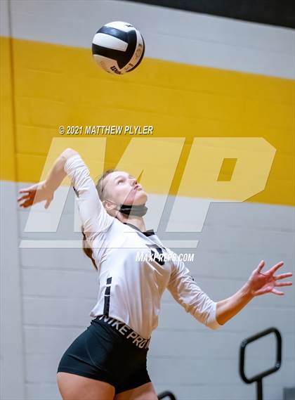 Thumbnail 3 in Holly Springs vs Gray's Creek (NCHSAA 4A - Second Round) photogallery.
