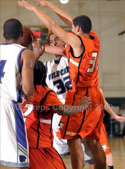 Thumbnail 3 in Franklin vs. Foothill (Hoops Classic 2009)  photogallery.