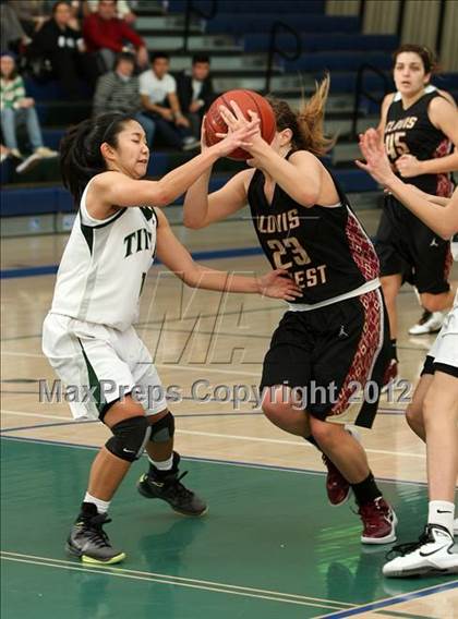 Thumbnail 3 in Poway vs. Clovis West (So Cal Holiday Prep Classic) photogallery.