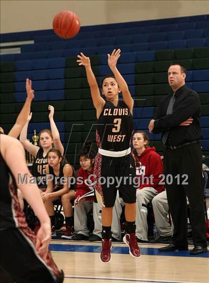 Thumbnail 1 in Poway vs. Clovis West (So Cal Holiday Prep Classic) photogallery.