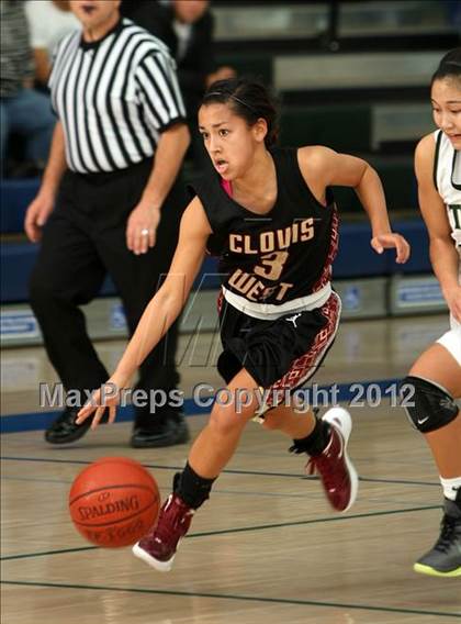 Thumbnail 1 in Poway vs. Clovis West (So Cal Holiday Prep Classic) photogallery.