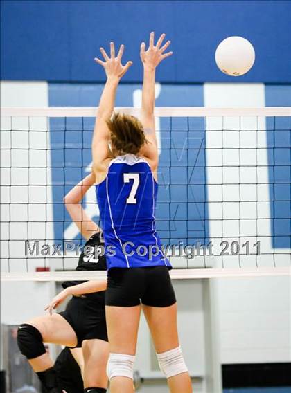 Thumbnail 3 in East Lincoln vs North Lincoln (SPC Volleyball Championship Finals) photogallery.