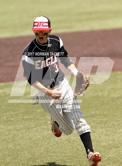 Thumbnail 3 in Maize vs. Shawnee Heights (KSHSAA 5A Quarterfinal) photogallery.
