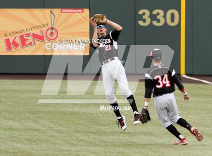 Thumbnail 3 in Maize vs. Shawnee Heights (KSHSAA 5A Quarterfinal) photogallery.