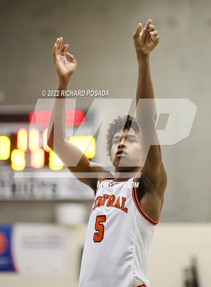 Thumbnail 3 in Central vs. TMI-Episcopal photogallery.