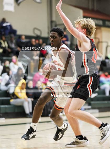 Thumbnail 2 in Central vs. TMI-Episcopal photogallery.