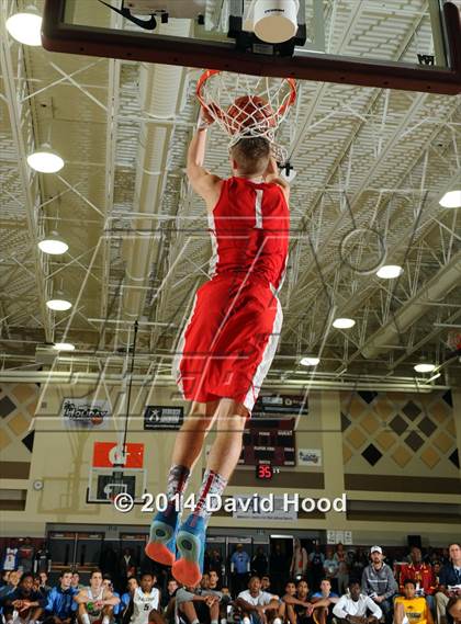 Thumbnail 1 in 2014 MaxPreps Holiday Classic Dunk Contest photogallery.