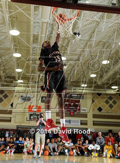 Thumbnail 2 in 2014 MaxPreps Holiday Classic Dunk Contest photogallery.