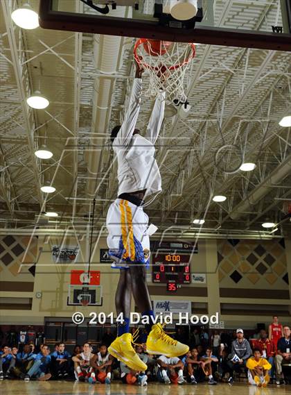 Thumbnail 1 in 2014 MaxPreps Holiday Classic Dunk Contest photogallery.