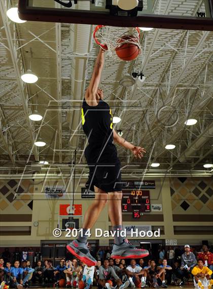 Thumbnail 3 in 2014 MaxPreps Holiday Classic Dunk Contest photogallery.