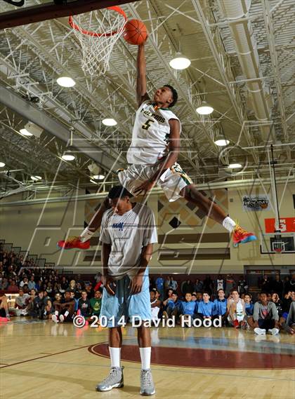 Thumbnail 2 in 2014 MaxPreps Holiday Classic Dunk Contest photogallery.