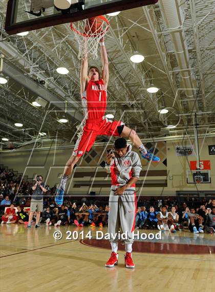 Thumbnail 1 in 2014 MaxPreps Holiday Classic Dunk Contest photogallery.