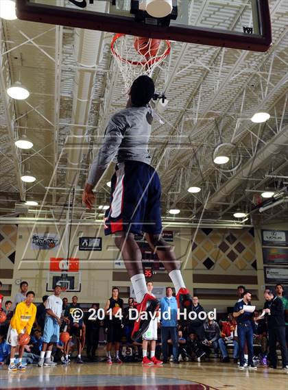 Thumbnail 2 in 2014 MaxPreps Holiday Classic Dunk Contest photogallery.