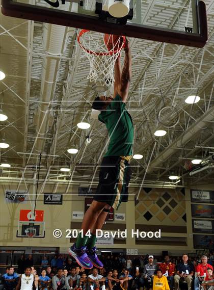 Thumbnail 1 in 2014 MaxPreps Holiday Classic Dunk Contest photogallery.