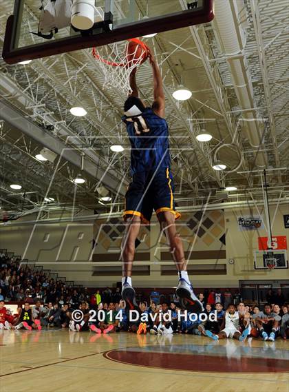 Thumbnail 3 in 2014 MaxPreps Holiday Classic Dunk Contest photogallery.