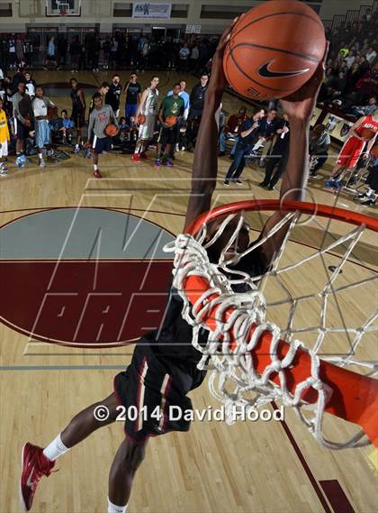 Thumbnail 1 in 2014 MaxPreps Holiday Classic Dunk Contest photogallery.