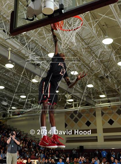 Thumbnail 1 in 2014 MaxPreps Holiday Classic Dunk Contest photogallery.